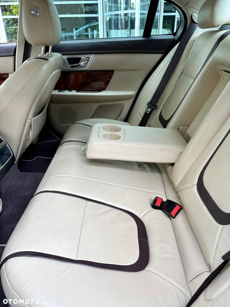Jaguar XF 35t AWD Portfolio - 25
