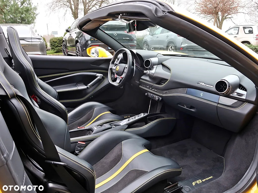 Ferrari F8 Spider - 12