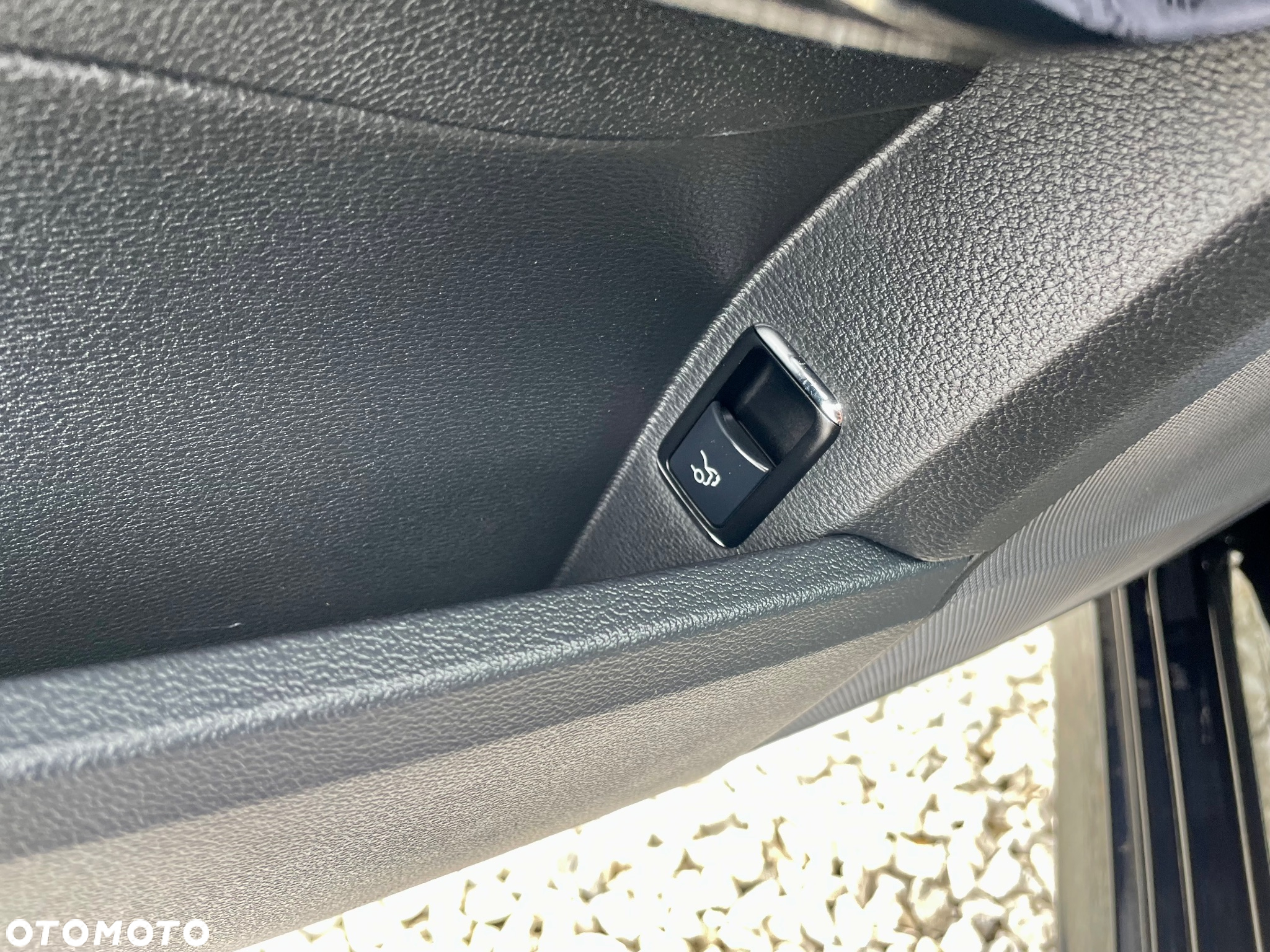 Mercedes-Benz Klasa E 200 CGI BlueEffICIENCY Avantgarde - 32