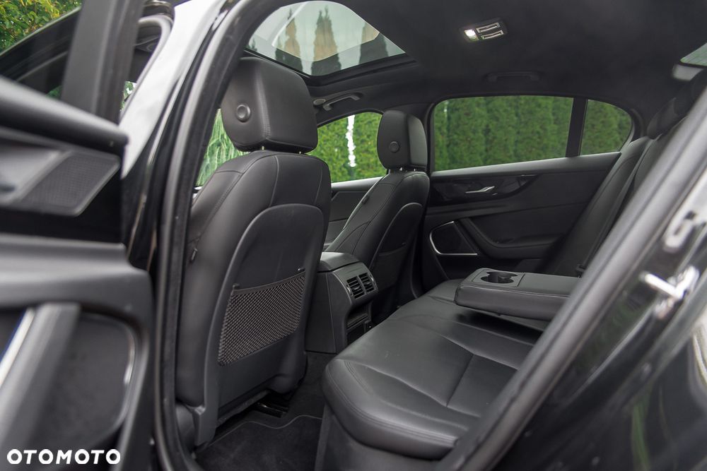 Jaguar XE 2.0 T Prestige - 37