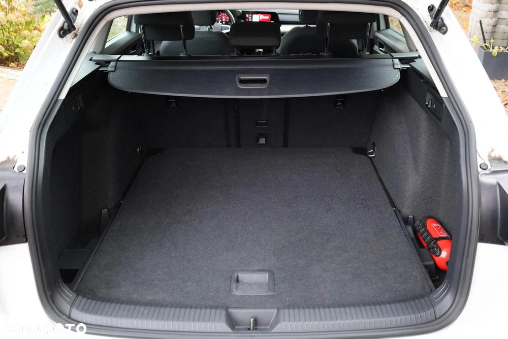 Volkswagen Golf VIII 2.0 TDI Life - 35