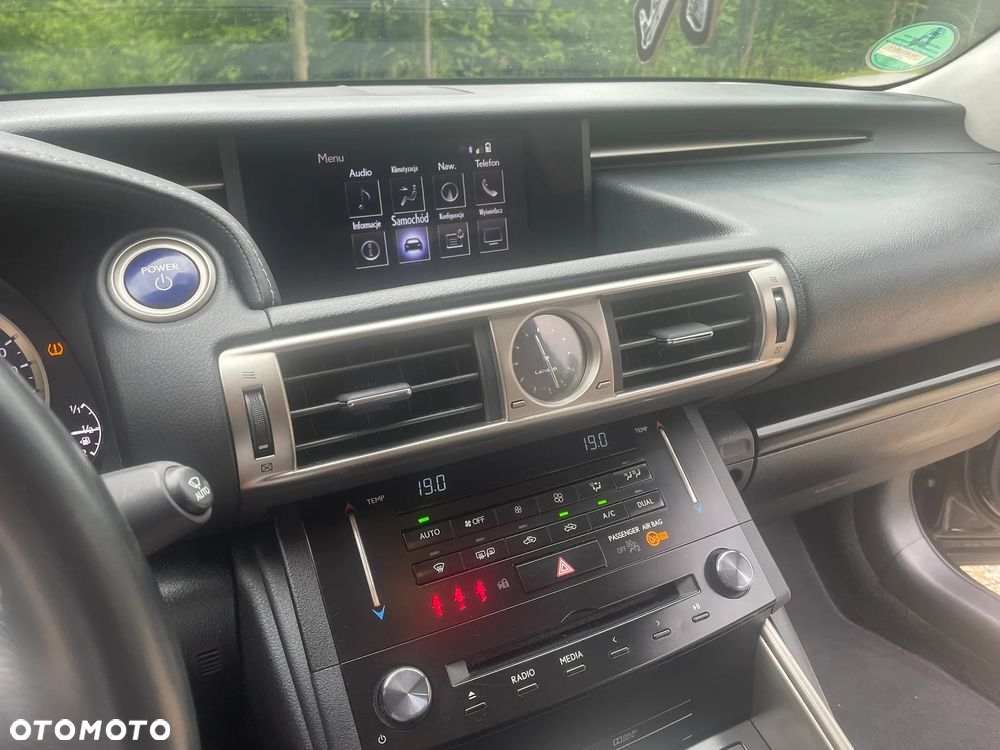 Lexus IS 300h Executive Line - 12
