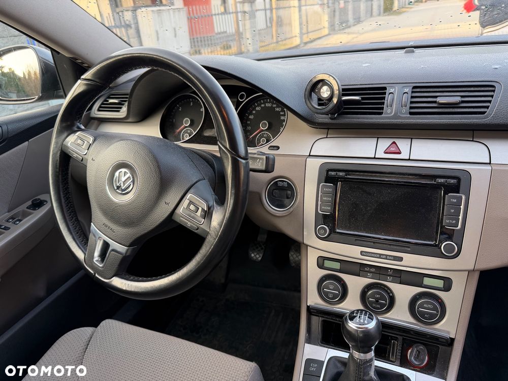 Volkswagen Passat 2.0 TDI Comfortline - 12