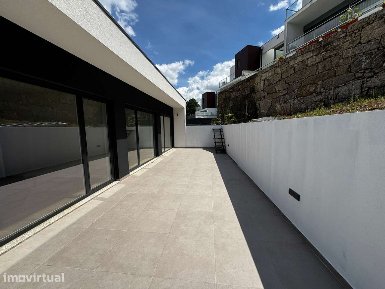 Moradia Geminada T3  com piscina - Aldão, Guimarães - Grande imagem: 5/36
