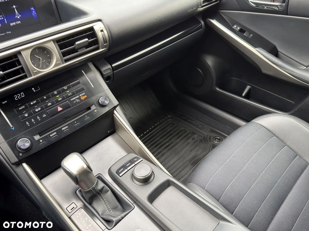 Lexus IS 300h Elite EU6 - 32