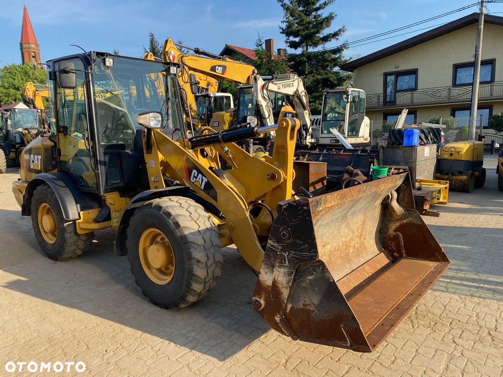 Caterpillar CAT 906H2, 2013 ROK, ŁYŻKA OTWIERANA + WIDŁY, z NIEMIEC, SUPER STAN, - 10