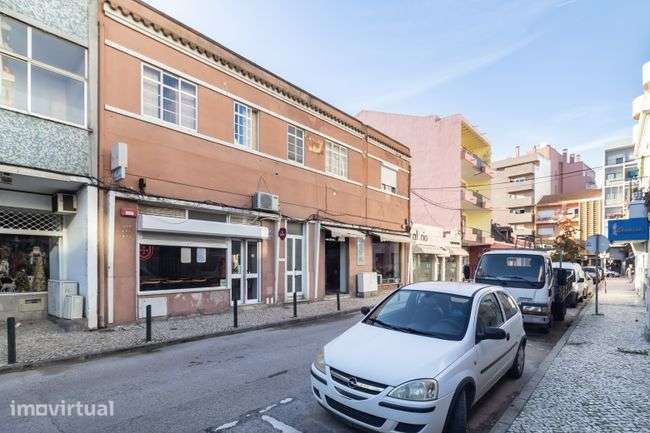Prédio  2 Apartamentos 2 lojas Venda Barreiro - Grande imagem: 2/28