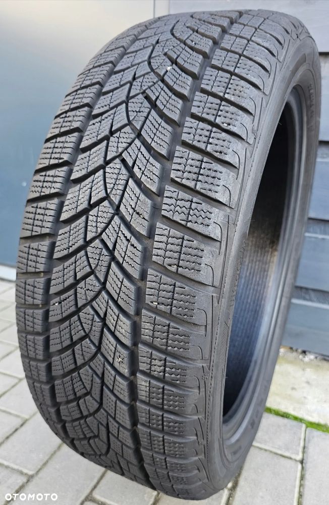 Ultra Grip Performance + 215/50R19 93 T