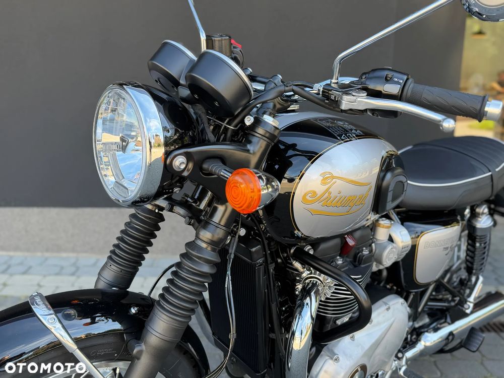 Triumph Bonneville - 16