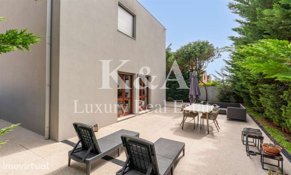 Moradia T4+1 com quatro frentes em zona nobre de Leça da Palmeira. - Grande imagem: 2/24