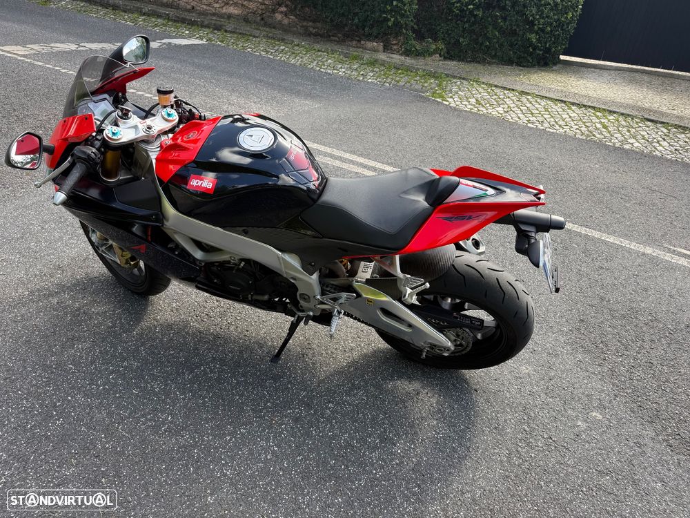 Aprilia RSV 4 Factory - 12