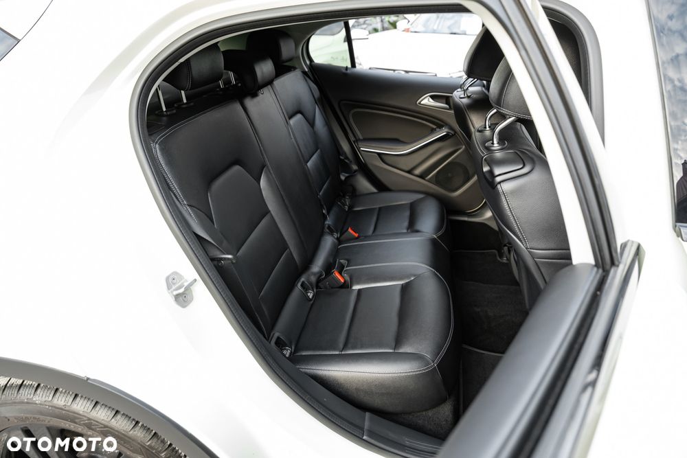 Mercedes-Benz GLA 200 7G-DCT - 23