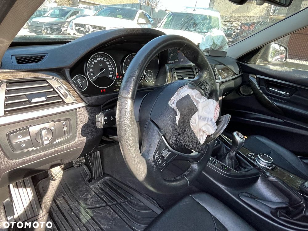 BMW Seria 3 318d xDrive M Sport - 12