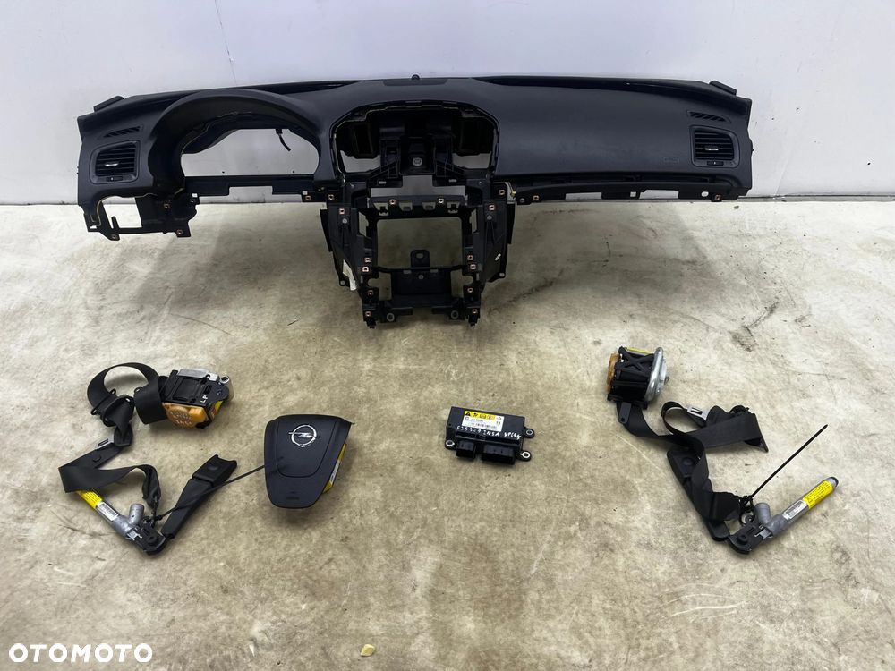 Deska rozdzielcza Opel Insignia A 08-13r. konsola poduszki powietrzne pasy - 1