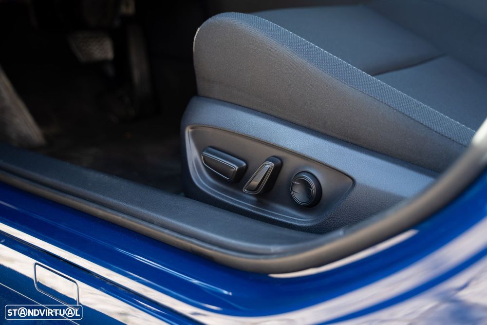 Toyota Prius 2.0 Plug-in Luxury - 17