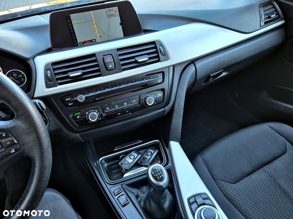 BMW Seria 3 318d DPF Edition Sport - 8