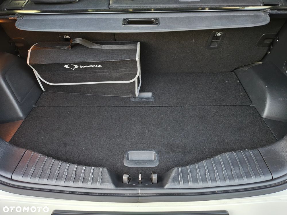 SsangYong/KGM Tivoli e-XGi 160 2WD Black+White - 32