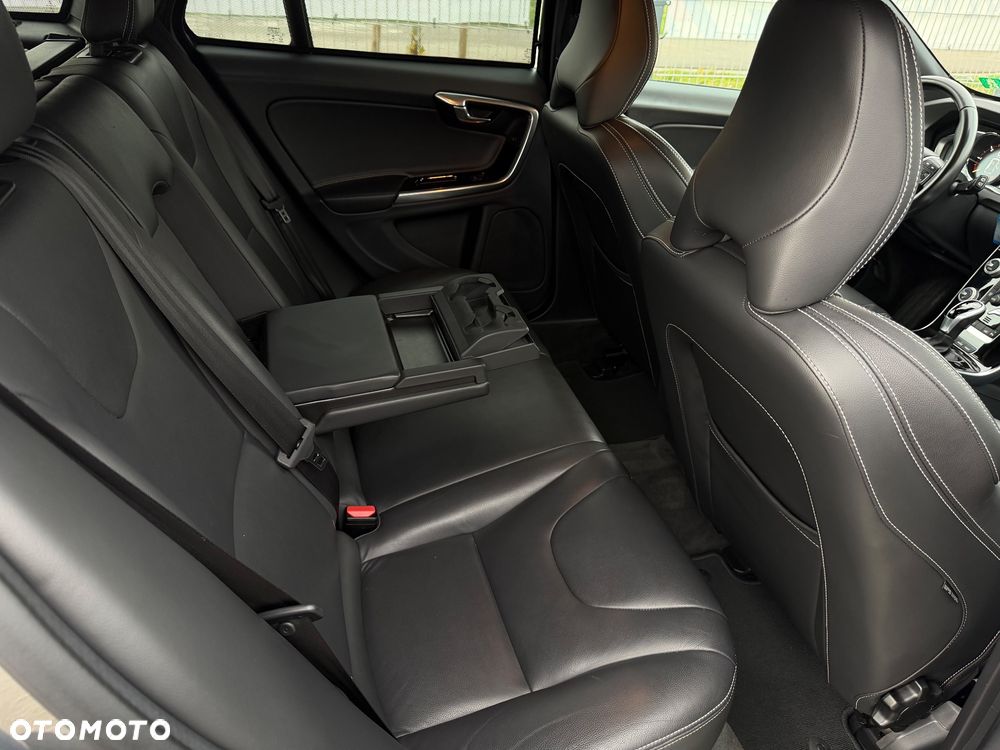 Volvo V60 D5 AWD Momentum - 32