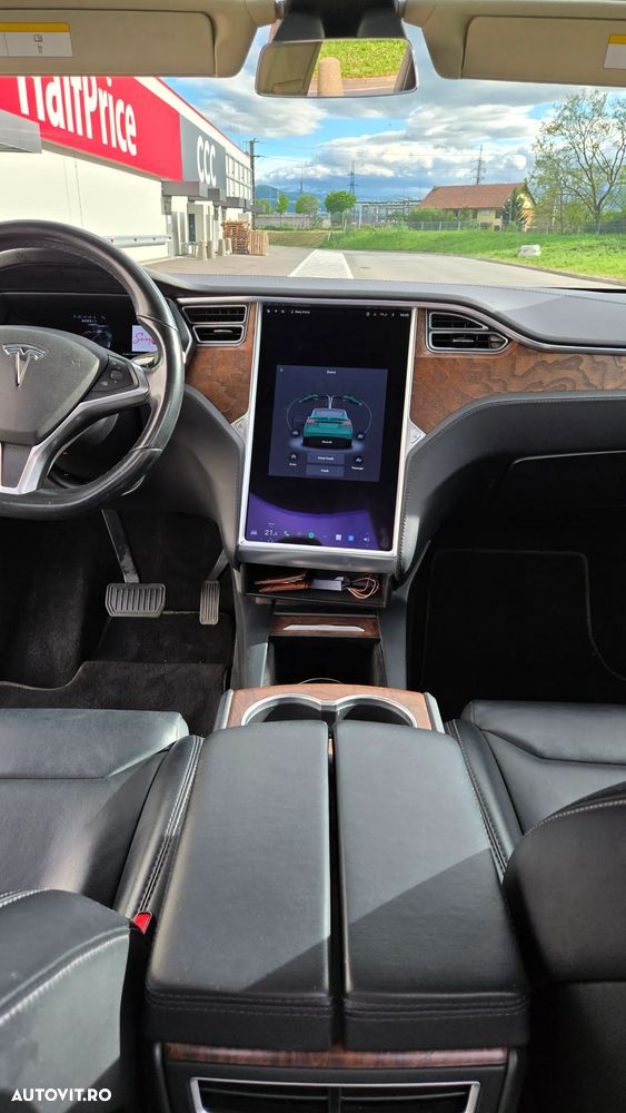 Tesla Model X - 11