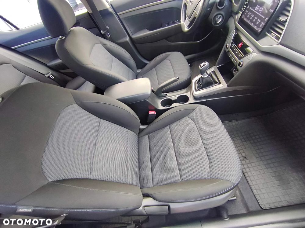 Hyundai Elantra 1.6 Comfort - 16