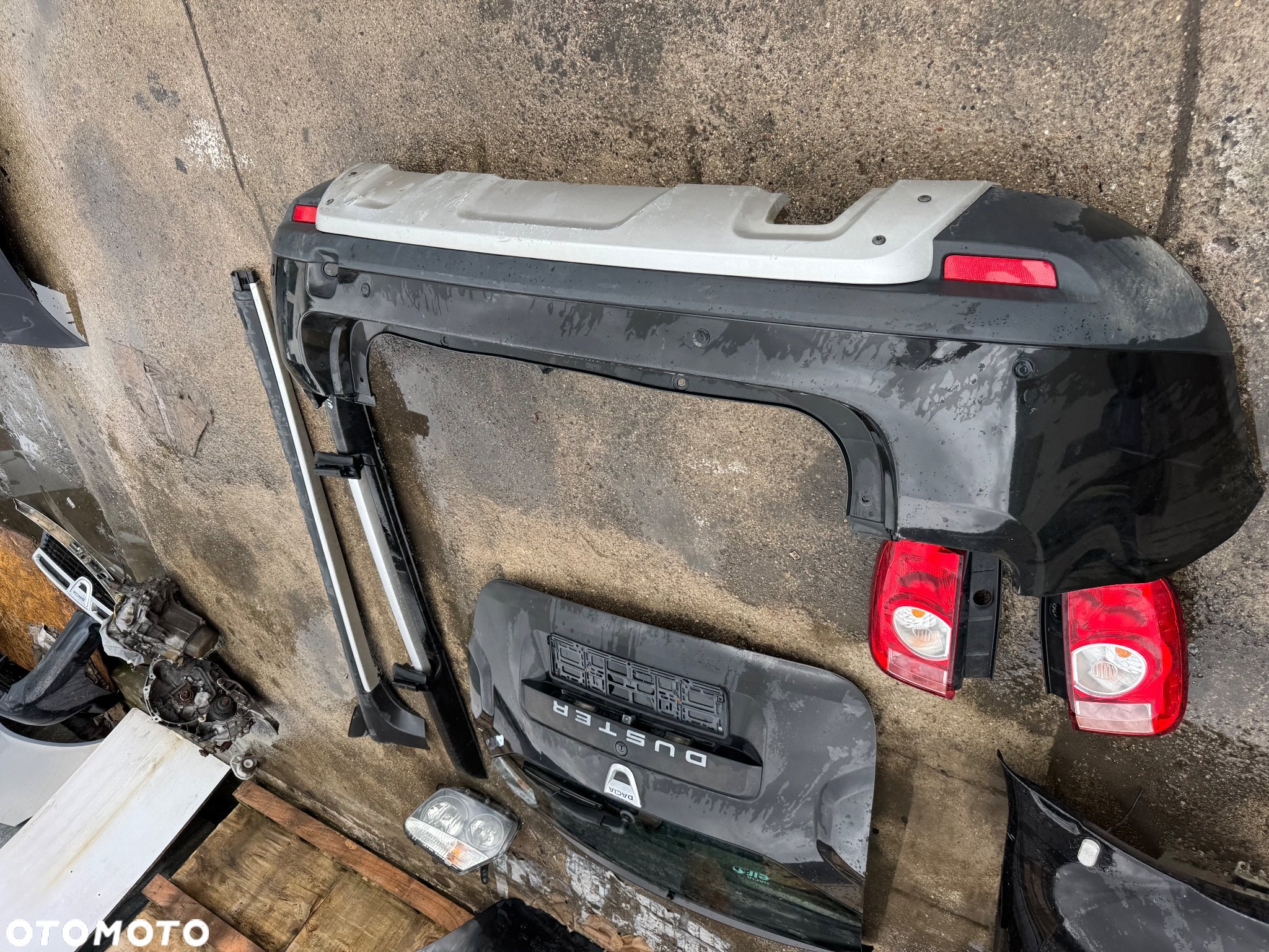 Dacia duster Dacia duster czarne czarny ciemny   Klapa tył tylnia klapa bagażnika -800zl   Lampy tył tylnie prawa lewa 100 szt   Błotnik lewy 250 sztuka   Próg reling dachowy 300 sztuka   Lampa prawa lewa 200 sztuka   Drzwi przednie lewe tylnie lewe prawe 800sztuka   Lusterko lewe 150 zł   Zderzak tylni 250 zł   Szybka wysyłka - 3