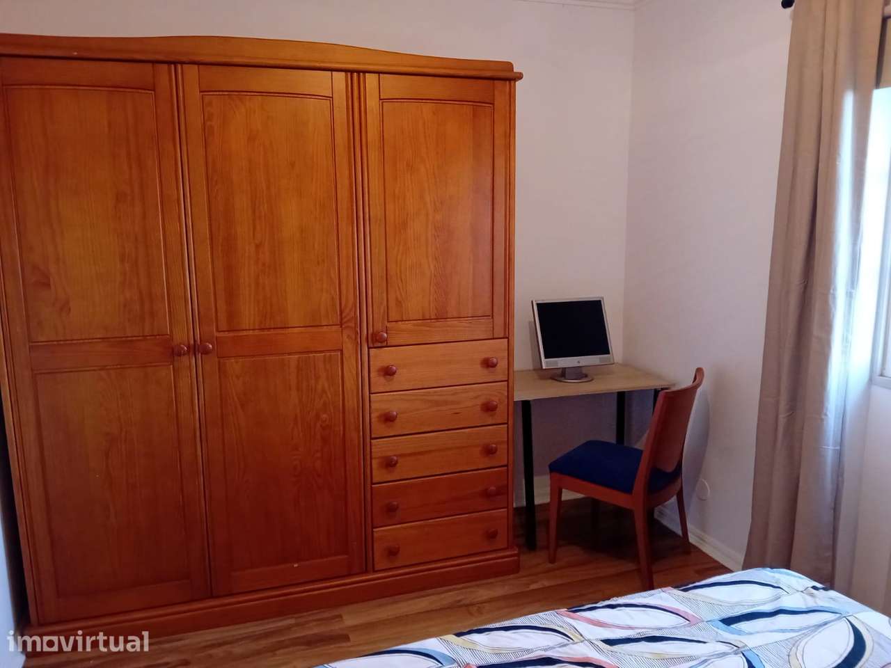 Quarto com cama de casal e casa de banho privada - Grande imagem: 2/7