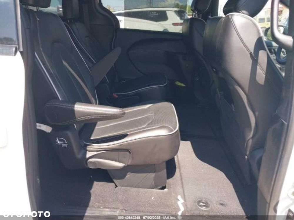 Chrysler Pacifica - 8