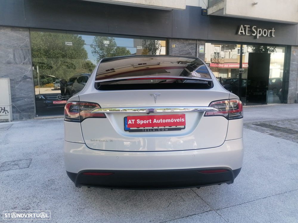 Tesla Model X - 17