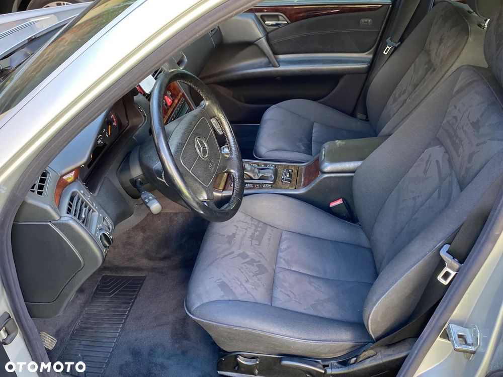 Mercedes-Benz Klasa E 250 TD Elegance - 8