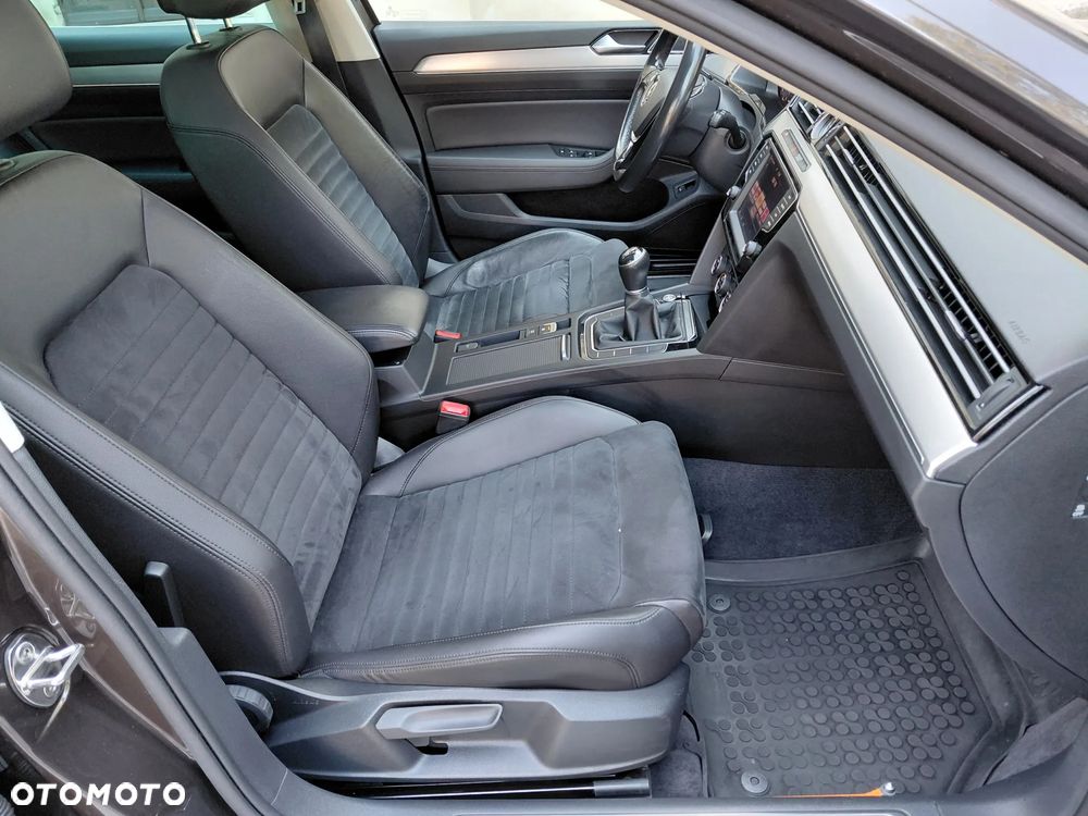 Volkswagen Passat 2.0 TDI (BlueMotion Technology) Highline - 23