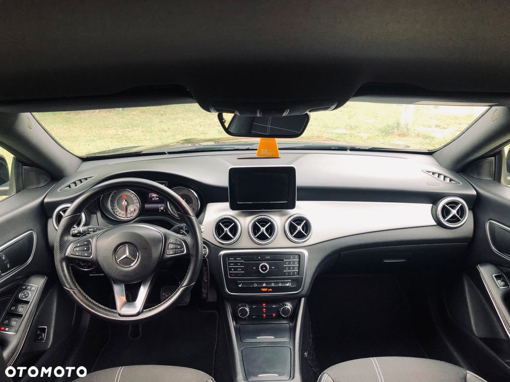Mercedes-Benz CLA 180 7G-DCT Urban - 29
