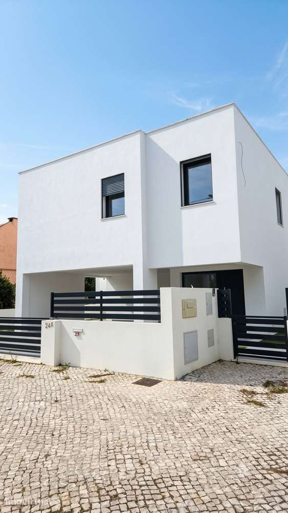 Moradia T4 Moderna com Piscina – A 5 min da Praia! - Grande imagem: 4/23