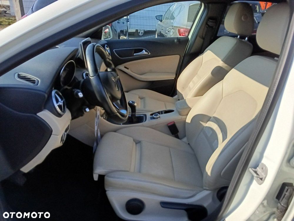Mercedes-Benz GLA - 16