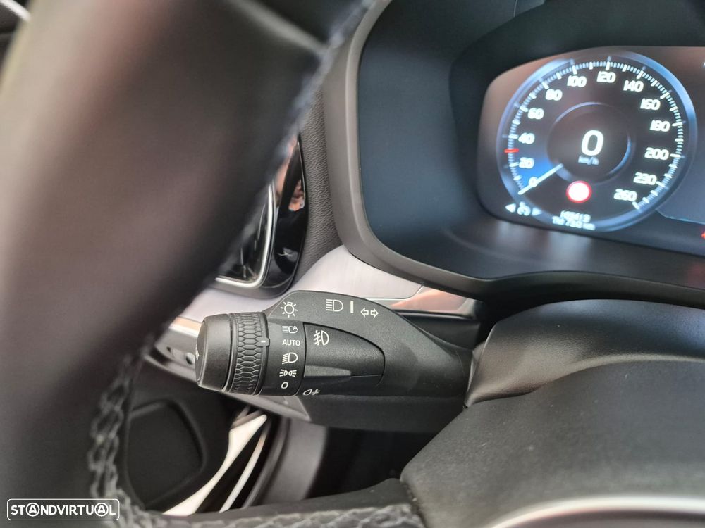 Volvo V60 2.0 B4 Momentum Core Geartronic - 23