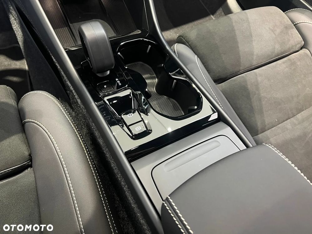 Volvo XC 40 B4 AWD Plus Dark - 25