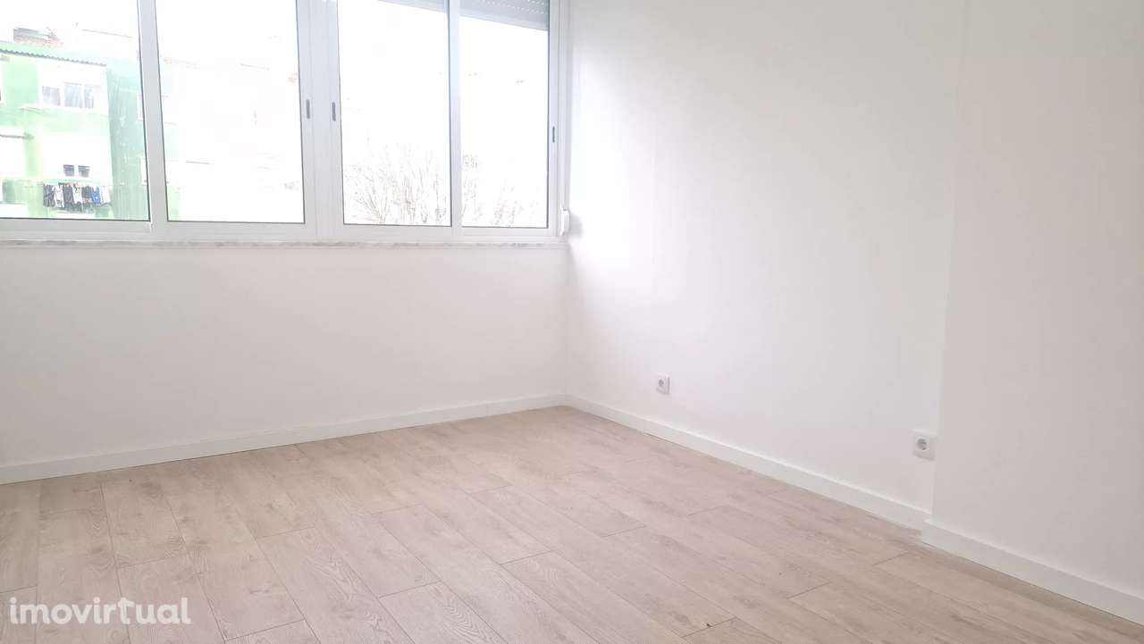 Apartamento T2+1 Remodelado com Terraço-Conforto e Conveniência na Per - Grande imagem: 2/12