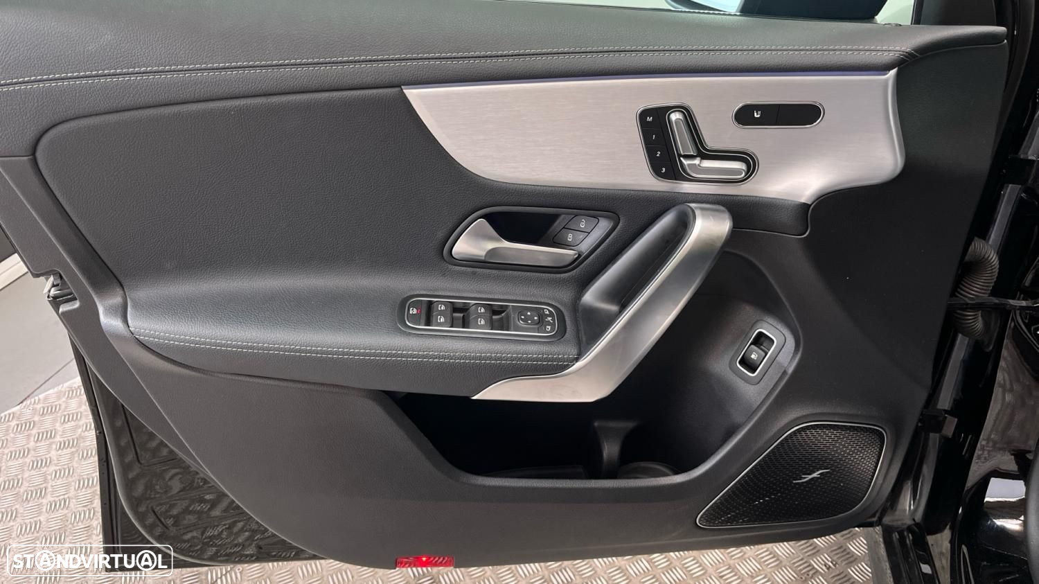Mercedes-Benz A 250 Limousine e AMG Line - 16
