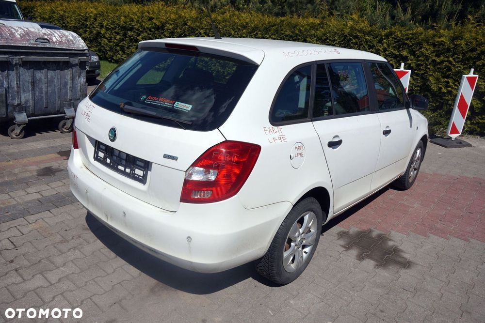 SKODA FABIA II 545 LIFT KOMBI 2011 LF9E 1.2 TSI CBZA 86KM MFX BIAŁY na części - 5