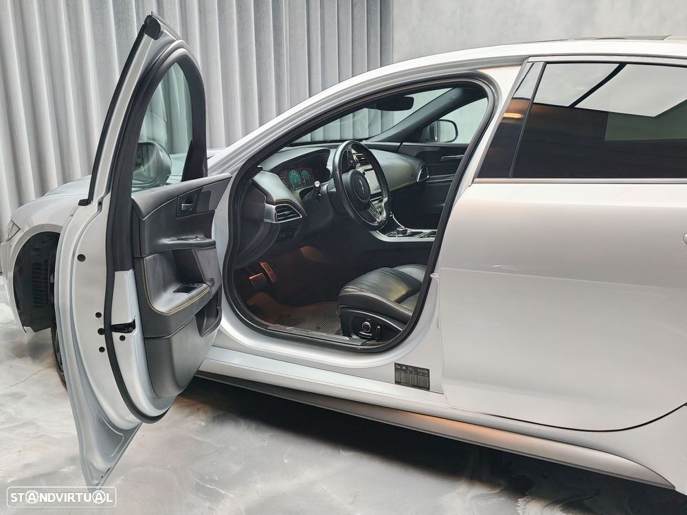 Jaguar XE P300 AWD Aut. Sport - 9