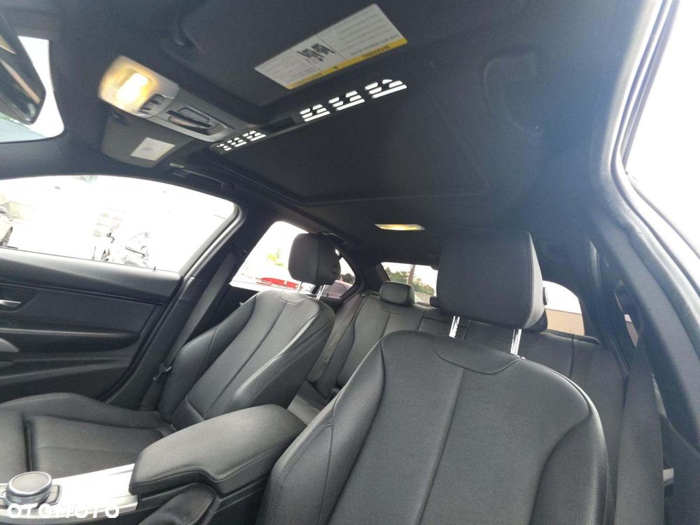 BMW Seria 3 330i xDrive M Sport - 12