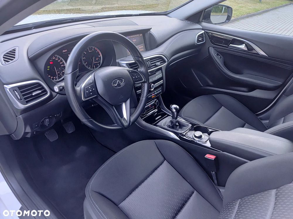 Infiniti Q30 1.6t - 10
