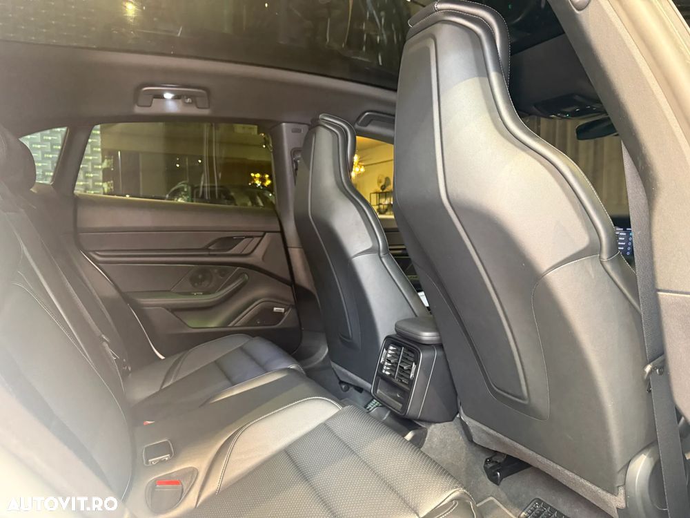 Porsche Taycan 4S Cross Turismo - 16
