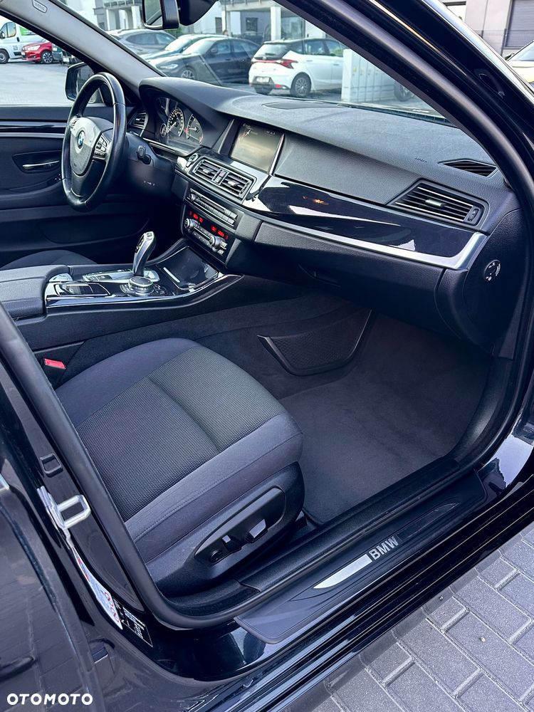 BMW Seria 5 525d xDrive Sport-Aut - 23