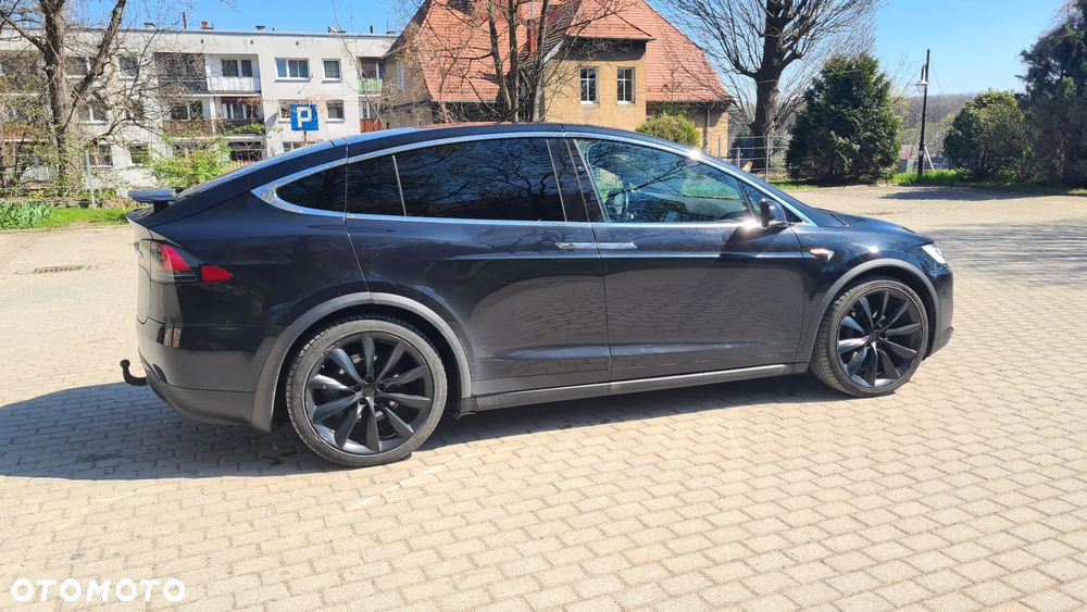 Tesla Model X - 14