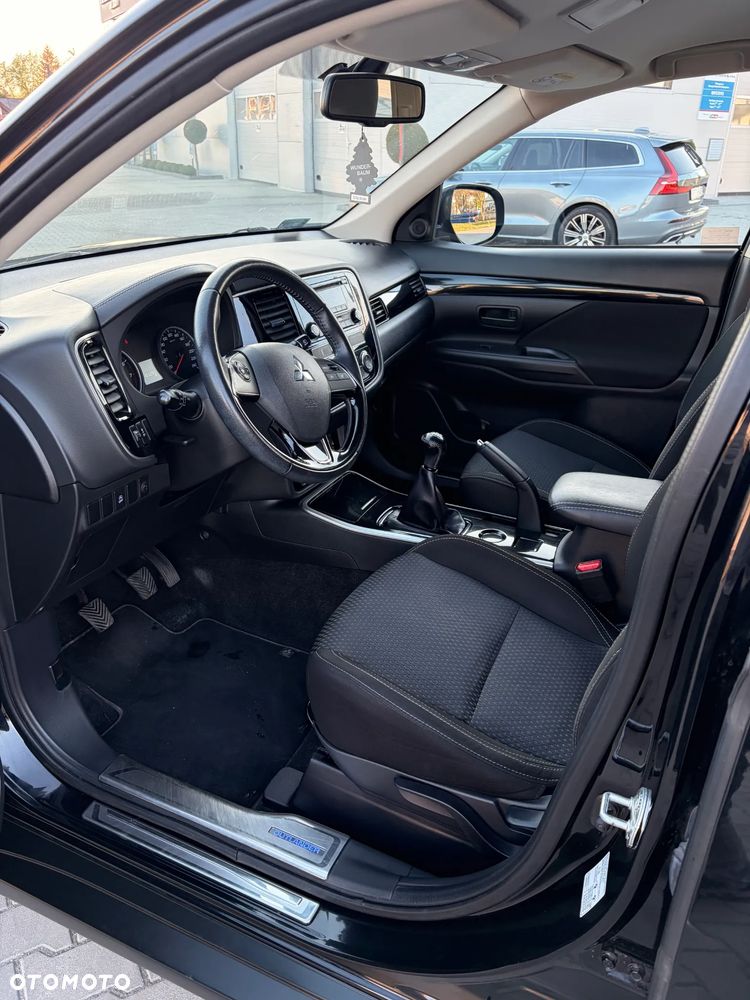 Mitsubishi Outlander 2.0 Invite + 2WD - 14