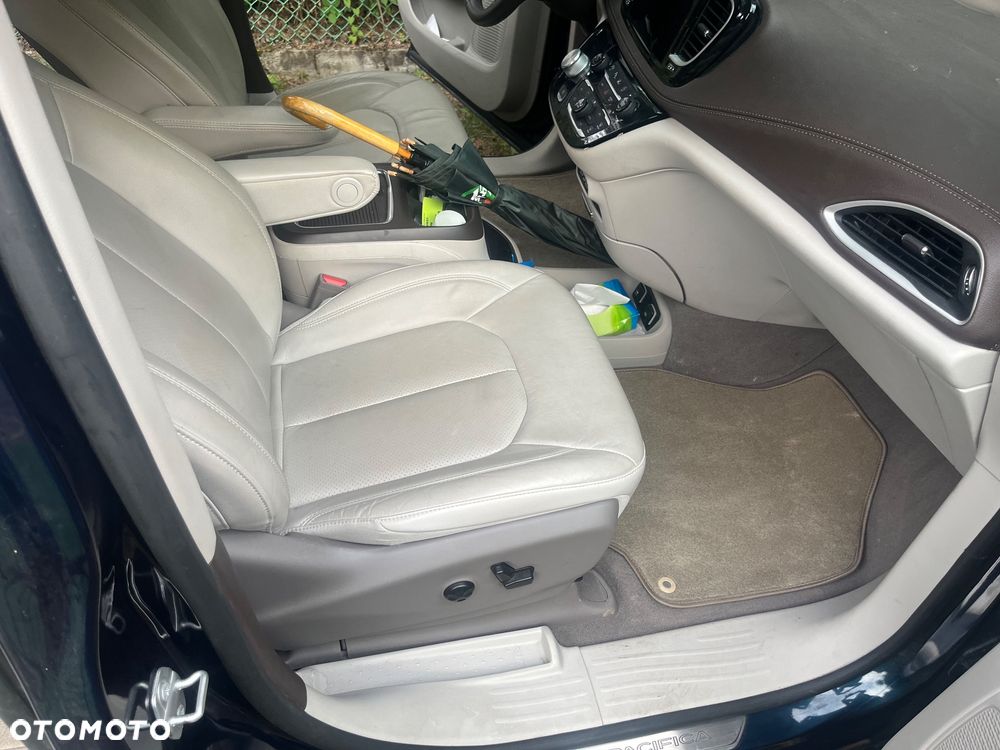 Chrysler Pacifica - 10