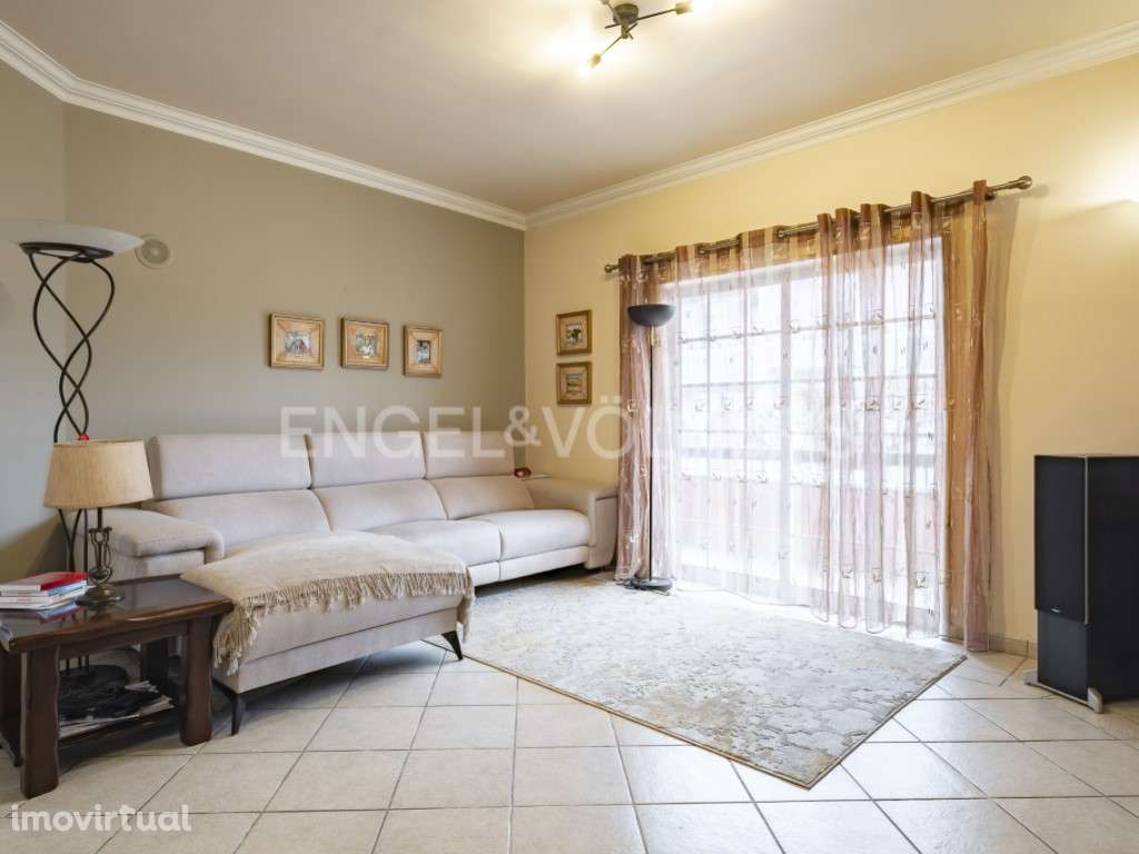 Moradia T5 com piscina em Sobreda de Caparica - Grande imagem: 4/34