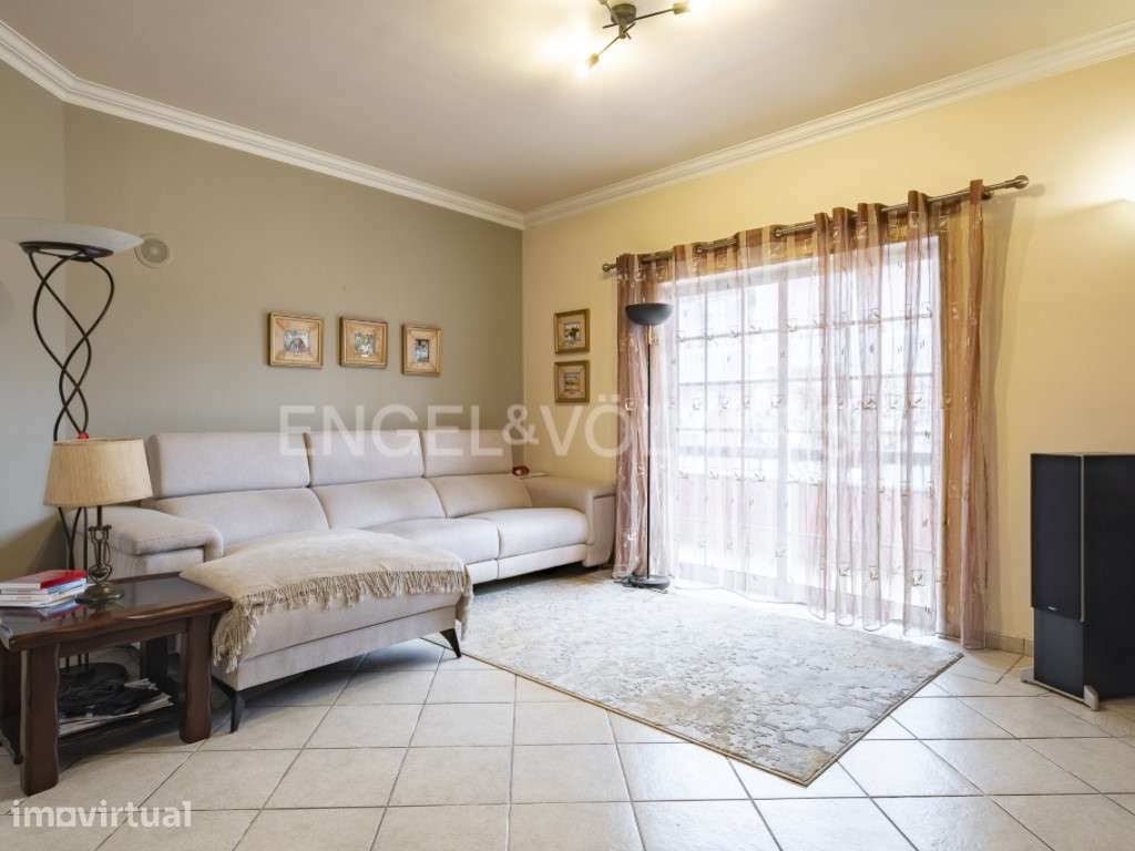 Moradia T5 com piscina em Sobreda de Caparica - Grande imagem: 4/34