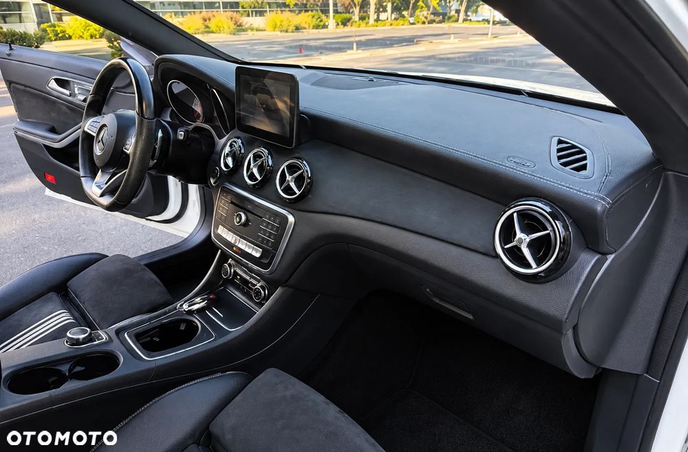 Mercedes-Benz CLA 250 4Matic 7G-DCT AMG Line - 37