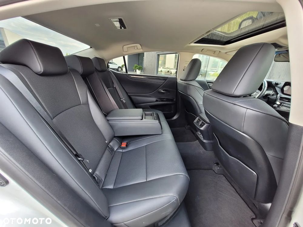 Lexus ES 300h Business Edition - 17